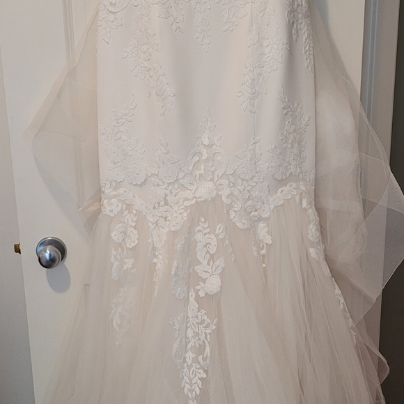 Wedding Dress - Picture 4 of 13